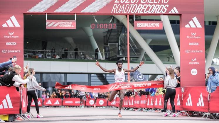 Bilder des Jahres 2023, Sport 04 April Sport Themen der Woche KW17 Sport Bilder des Tages Adizero: Road to Records; Herzogenaurach Deutschland, 29.04.2023 Tadese TAKELE (ETH) siegt auf der Halbmarathon-Strecke rund um das Adidas-Headquarter in Herzogenaurach (Deutschland) beim Lauf-Event Adizero: Road to Records am 29.04.2023 *** Adizero Road to Records Herzogenaurach Germany, 29 04 2023 Tadese TAKELE ETH wins on the half marathon course around the Adidas headquarters in Herzogenaurach Germany at the running event Adizero Road to Records on 29 04 2023 Copyright: xBEAUTIFULxSPORTS Meurerx