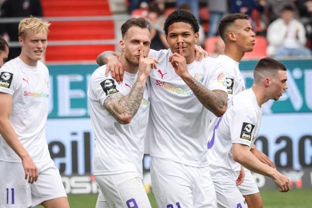Sport Themen der Woche KW17 3. Liga; FC Ingolstadt 04 - SC Verl; Elfmeter Tor Jubel Treffer Patrick Schmidt (9, FCI) Justin Butler (31, FCI) Tobias Bech (11, FCI) Valmir Sulejmani (7, FCI) Marcel Costly (22, FCI) Felix Keidel (43, FCI) 3. Liga - FC Ingolstadt 04 Saison 2022 2023 SC Verl *** 3 Liga FC Ingolstadt 04 SC Verl penalty goal cheer goal Patrick Schmidt 9, FCI Justin Butler 31, FCI Tobias Bech 11, FCI Valmir Sulejmani 7, FCI Marcel Costly 22, FCI Felix Keidel 43, FCI 3 Liga FC Ingolstadt 04 season 2022 2023 SC Verl