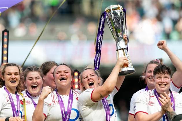 Bilder des Jahres 2023, Sport 04 April Sport Themen der Woche KW17 Sport Bilder des Tages 2023 TikTok Women s Six Nations Championship Round 5, Twickenham, London 29 4 2023 England Women vs France Women Marlie Packer of England lifts the trophy Marlie Packer lifts the trophy 29 4 2023  Copyright: x INPHO JuanxGasparinix England W v France W 175