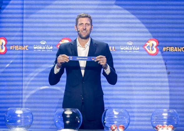 Bilder des Jahres 2023, Sport 04 April Sport Themen der Woche KW17 Sport Bilder des Tages (230429) -- QUEZON CITY, April 29, 2023 -- German former basketball player Dirk Nowitzki holds the slip for Germany during the draw ceremony for FIBA Basketball World Cup 2023 in Quezon City, the Philippines, April 29, 2023. ) (SP)THE PHILIPPINES-QUEZON-FIBA BASKETBALL WORLD CUP 2023-DRAW ROUELLExUMALI 