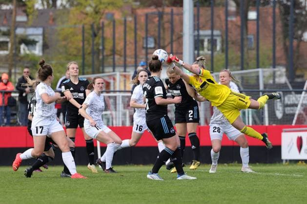 2 Women Bundesliga 2022 2023 1 FC Nuremberg SG 99 Andernach Lea Paulick FCN, 1 saves from Alina Wagner SG99, 28 , Vanessa Zilligen SG99, 15 , Karla Engels SG99, 16 Nuremberg Sportpark Valznerweiher Bavaria Germany after corner kick.