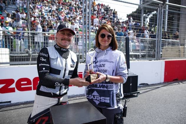 Bilder des Jahres 2023, Sport 04 April Sport Themen der Woche KW17 BOTTAS Valtteri (fin), Alfa Romeo F1 Team Stake C43, portrait giving the best marshall price during the Formula 1 Azerbaijan Grand Prix 2023, 4th round of the 2023 Formula One World Championship, WM, Weltmeisterschaft from April 28 to 30, 2023 on the Baku City Circuit, in Baku, Azerbaijan - F1 - AZERBAIJAN GRAND PRIX 2023 - RACE DPPI Panoramic  _R3_2248