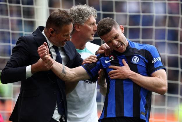 Bilder des Jahres 2023, Sport 04 April Sport Themen der Woche KW17 Sport Bilder des Tages Fc Internazionale - Ss Lazio Robin Gosens of Fc Internazionale injured during the Serie A match beetween Fc Internazionale and Ss Lazio at Stadio Giuseppe Meazza on April 30, 2023 in Milan Italy . Milano Stadio Giuseppe Meazza Italy Copyright: xMarcoxCanonierox