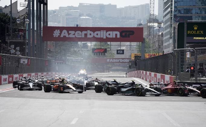 FORMULA 1 AZERBAIJAN GRAND PRIX 2023 30 04 2023, Baku City Circuit , Baku, FORMULA 1 AZERBAIJAN GRAND PRIX 2023 ,in picture race start Carlos Sainz Jr ESP , Scuderia Ferrari, Lewis Hamilton GBR , Mercedes AMG Petronas Formula One Team, Fernando Alonso ESP , Aston Martin Aramco Cognizant Formula One Team, Lando Norris GBR , McLaren F1 Team nordphotoxGmbHx xBratic nph00250