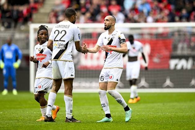 Joie des joueurs d Angers apres le but de Nabil Bentaleb (Angers) sur penalty FOOTBALL : Rennes vs Angers - Ligue 1 - 30 04 2023 JBAutissier Panoramic 