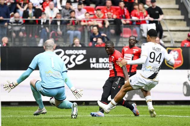 Hamari Traore (Rennes FC) vs Paul Bernardoni (Angers) FOOTBALL : Rennes vs Angers - Ligue 1 - 30 04 2023 JBAutissier Panoramic 