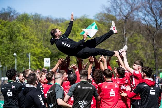 Sport Themen der Woche KW17 DFB Pokal der Junioren Finale, FC Schalke 04 U19 - 1. FC Koeln U19 Die Spieler des 1. FC Koeln U19 werfen nach dem Pokalsieg Stefan Ruthenbeck (Trainer 1. FC Koeln) in die Luft DFB Pokal der Junioren Finale, FC Schalke 04 U19 - 1. FC Koeln U19; Potsdam, Karl-Liebknecht-Stadion *** DFB Pokal der Junioren Finale, FC Schalke 04 U19 1 FC Koeln U19 The players of 1 FC Koeln U19 throw Stefan Ruthenbeck coach 1 FC Koeln into the air after the cup victory DFB Pokal der Junioren Finale, FC Schalke 04 U19 1 FC Koeln U19 Potsdam, Karl Liebknecht Stadium Copyright: xBEAUTIFULxSPORTS Wunderlx