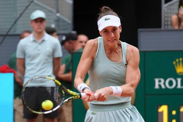 Mutua Madrid Open - Day Seven Bernarda Pera of United States against Iga Swiatek of Poland plays during the women s third round match on Day Seven of the Mutua Madrid Open at La Caja Magica in Madrid, Spain. Madrid Spain  Copyright: xOscarxGonzalezx originalFilename:gonzalez-notitle230430_nptPH.jpg