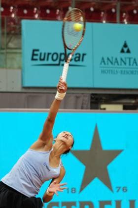 (230501) -- MADRID, May 1, 2023 -- Zheng Qinwen of China serves during the women s singles round of 32 match against Ekaterina Alexandrova of Russia at the Madrid Open tennis tournament in Madrid, Spain, April 30, 2023. ) (SP)SPAIN-MADRID-TENNIS-MADRID OPEN-WOMEN S SINGLES MengxDingbo 
