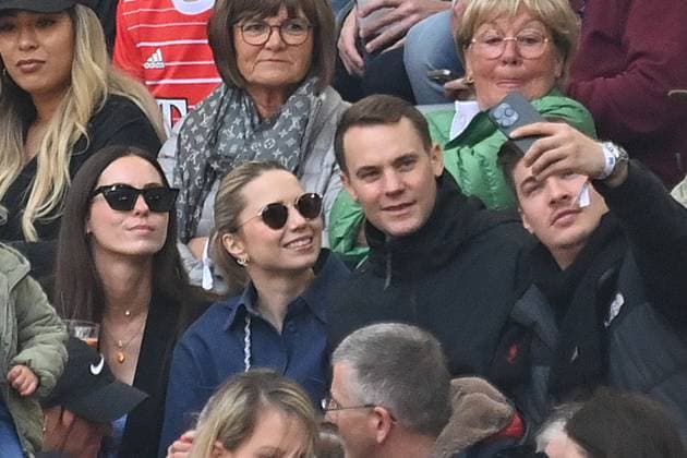 Manuel NEUER (Torwart Bayern Muenchen) mit Freundin Anika BISSEL auf der Tribuene, mach Selfies Fussball 1. Bundesliga Saison 2022 2023, 30.Spieltag, Spieltag30, FC Bayern Muenchen -Hertha BSC Berlin 2-0 am 30.04.2023, A L L I A N Z A R E N A. *** Manuel NEW goalkeeper Bayern Muenchen with girlfriend Anika BISSEL on the tribune, make selfies Football 1 Bundesliga season 2022 2023, 30 matchday, Spieltag30, FC Bayern Muenchen Hertha BSC Berlin 2 0 on 30 04 2023, A L L I A N Z A R E N A