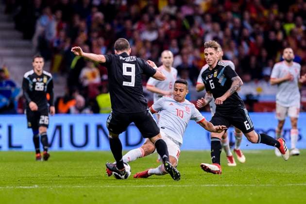 Spain v Argentina - International Friendly, Länderspiel, Nationalmannschaft Gonzalo Higuain of Argentina (L) fights for the ball with Thiago Alcantara of Spain (C) during the International Friendly 2018 match between Spain and Argentina at Wanda Metropolitano Stadium on 27 March 2018 in Madrid, Spain. Madrid Wanda Metropolitano Spain  Copyright: xPowerxSportxImagesx PSI03201_27MARZO2018_DGS2969