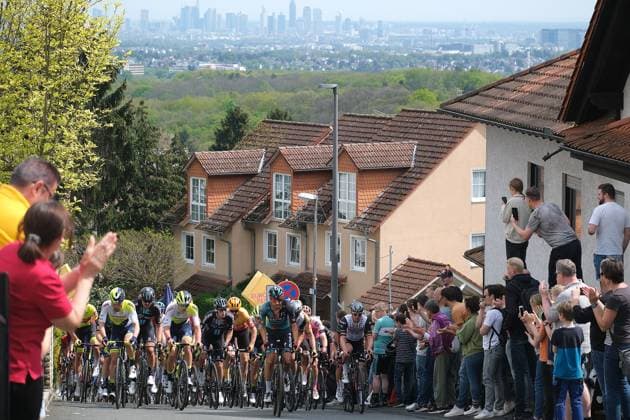 Sport Themen der Woche KW18 Sport Bilder des Tages 01.05.2023 xkhx Radrennen Eschborn-Frankfurt Eliete UCI World Tour Elite-Rennen Etappe Mammolshainer Berg Begeisterte Zuschauer feiern Nils Politt (GER) und John Degenkolb ((GER) *** 01 05 2023 xkhx bike race Eschborn Frankfurt Eliete UCI World Tour Elite race stage Mammolshainer Berg Enthusiastic spectators celebrate Nils Politt GER and John Degenkolb GER