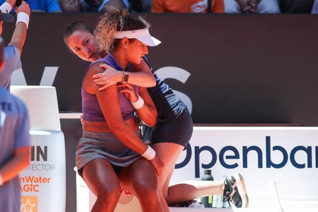 May 1, 2023, MADRID, MADRID, SPAIN: Mayar Sherif of Egypt being attended by the medical services against Elise Mertens of Belgium during the Mutua Madrid Open 2023 celebrated at Caja Magica on May 01, 2023 in Madrid, Spain. MADRID SPAIN - ZUMAa181 20230501_zaa_a181_157 Copyright: xIrinaxR.xHipolitox