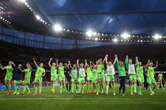 Sport Themen der Woche KW18 Sport Bilder des Tages Arsenal v Wolfsburg Women 1 May 2023, London - Women™s Champion™s League Football, Semi-Final Second-Leg - Arsenal v VFL Wolfsburg Women - Wolfsburg celebrate their victory - Photo: Charlotte Wilson Offside. London UK *** Arsenal gegen Wolfsburg Frauen 1. Mai 2023, London Women™s Champion™s League Fußball, Halbfinale Rückspiel Arsenal gegen VFL Wolfsburg Frauen Wolfsburg feiert seinen Sieg Foto Charlotte Wilson Abseits London UK  Copyright: xCharlottexWilsonx xOffsidexOffside