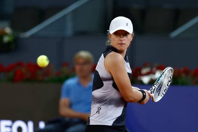 Sport Bilder des Tages May 1, 2023, MADRID, MADRID, SPAIN: Iga Swiatek of Poland in action against Ekaterina Alexandrova of Russia during the Mutua Madrid Open 2023 celebrated at Caja Magica on May 01, 2023 in Madrid, Spain. MADRID SPAIN - ZUMAa181 20230501_zaa_a181_390 Copyright: xOscarxJ.xBarrosox