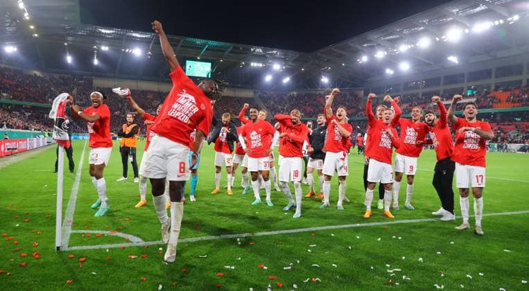 Bilder des Jahres 2023, Sport 05 Mai Sport Themen der Woche KW18 Sport Bilder des Tages Freiburg - RB Leipzig DFB-Pokal Halbfinale Freiburg, 02.05.2023, Europa Park Stadion, Fussball, Pokal Halbfinale , SC Freiburg vs. RB Leipzig 1:5 (0:4) , Im Bild: Leipzig jubelt nach dem Spiel und zieht in das DFB-Pokalfinale ein. , *** Freiburg RB Leipzig DFB Pokal Halbfinale Freiburg, 02 05 2023, Europa Park Stadion, Football, Pokal Halbfinale , SC Freiburg vs RB Leipzig 1 5 0 4 , In the picture Leipzig cheers after the game and enters the DFB Pokalfinale , Picture Point
