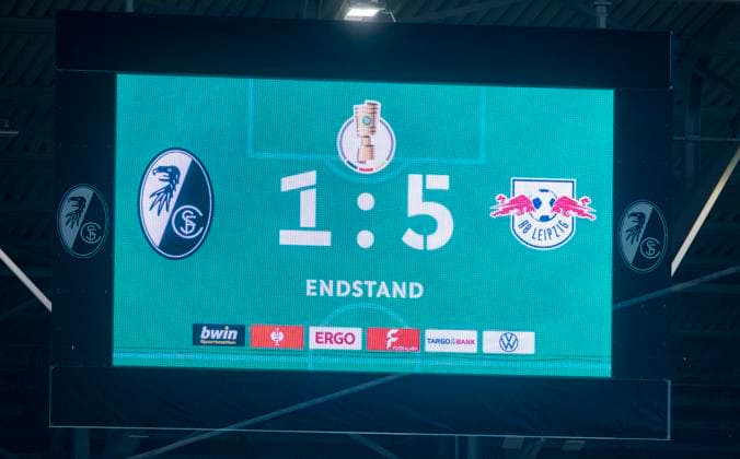 Sport Themen der Woche KW18 Sport Bilder des Tages Sport Bilder des Tages 2.5.2023, GER, Fußball, Herren, DFB-Pokal, Halbfinale, Saison 2022 2023, SC Freiburg - RB Leipzig (1:5) Die Anzeigetafel mit dem Endstand von 5:1. Freiburg Europa-Park-Stadion Baden-Württemberg Deutschland *** 2 5 2023, GER, soccer, men, DFB Pokal, semifinals, season 2022 2023, SC Freiburg RB Leipzig 1 5 The scoreboard with the final score of 5 1 Freiburg Europa Park Stadion Baden Württemberg Germany