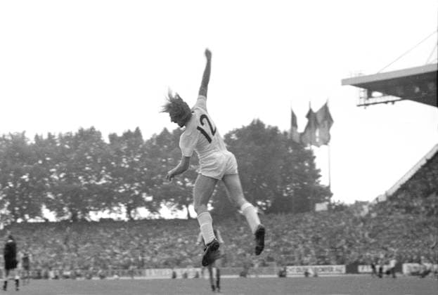DFB Pokalfinale 1973: Borussia Mönchengladbach - 1. FC Köln 2:1 Torschütze zum 2:1 Günter Netzer (BMG) jubelt. Torjubel, Pirouette. *** DFB Cup Final 1973 Borussia Mönchengladbach 1 FC Cologne 2 1 Goal scorer to 2 1 Günter Netzer BMG cheers goal celebration, pirouette HM