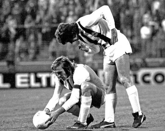 DFB Pokalfinale 1973: Borussia Mönchengladbach - 1. FC Köln 2:1 Guenter Netzer legt sich den Ball zum Freistoss zurecht, Jupp Heynckes gibt Tipps *** DFB Cup Final 1973 Borussia Mönchengladbach 1 FC Köln 2 1 Guenter Netzer sets up the ball for a free kick, Jupp Heynckes gives tips HM