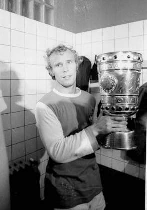 DFB Pokalfinale 1973: Borussia Mönchengladbach - 1. FC Köln 2:1 Pokalsieger Berti Vogts (Borussia) in der Kabine mit dem DFB-Pokal *** DFB Cup Final 1973 Borussia Mönchengladbach 1 FC Köln 2 1 Cup winner Berti Vogts Borussia in the dressing room with the DFB Cup HM