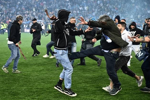 Bilder des Jahres 2023, Sport 05 Mai Sport Themen der Woche KW18 Sport Bilder des Tages Db Udine 04 05 2023 - campionato di calcio serie A Udinese-Napoli foto Daniele Buffa Image nella foto: scontri tifosi Udinese-Napoli 