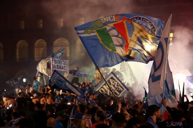 Foto Alessandro Garofalo LaPresse 05 Maggio 2023 Napoli, Italia calcio - Scudetto, Serie A TIM 2022 2023 - Festa scudetto, Napoli campione d Italia - La festa a Napoli - Nella foto: tifosi Napoli festeggiano al Murale di Dirgo Armando Maradona4 Maggio, 2023 Naples, Italy sport soccer - Italian Football Championship League A Scudetto party, Naples champion of Italy - The party in NaplesIn the pic: Napoli fans  Copyright: xAlessandroxGarofalo LaPressex