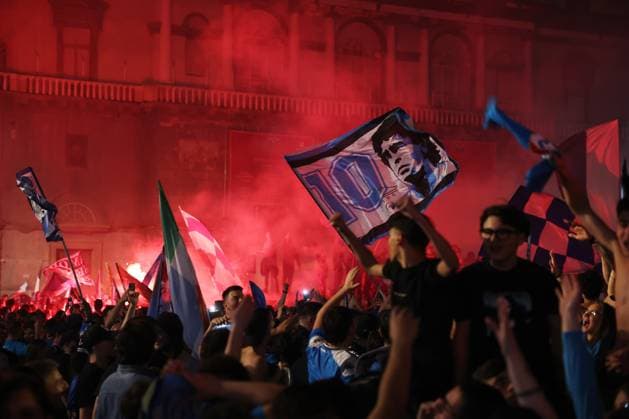 Foto Alessandro Garofalo LaPresse 05 Maggio 2023 Napoli, Italia calcio - Scudetto, Serie A TIM 2022 2023 - Festa scudetto, Napoli campione d Italia - La festa a Napoli - Nella foto: tifosi Napoli festeggiano al Murale di Dirgo Armando Maradona4 Maggio, 2023 Naples, Italy sport soccer - Italian Football Championship League A Scudetto party, Naples champion of Italy - The party in NaplesIn the pic: Napoli fans  Copyright: xAlessandroxGarofalo LaPressex