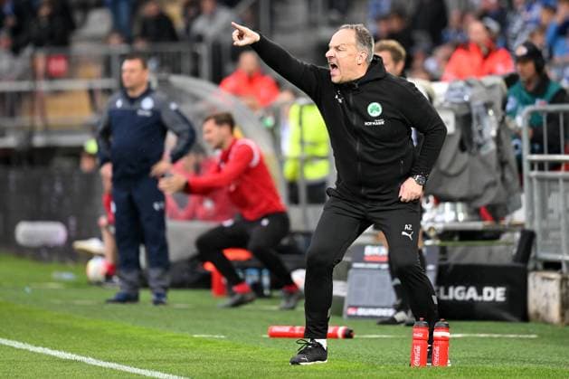 Sport Bilder des Tages Bielefeld, Schueco Arena, 05.05.23, GER, Herren, 2.Bundesliga, Saison 2022-2023, DSC Arminia Bielefeld - SpVgg Greuther Fuerth Bild: Trainer Alexander ZORNIGER (Fuerth) Only for editorial use! DFL regulations prohibit any use of photographs as image sequences and or quasi-video. NRW Deutschland *** Bielefeld, Schueco Arena, 05 05 23, GER, Men, 2 Bundesliga, Season 2022 2023, DSC Arminia Bielefeld SpVgg Greuther Fuerth picture coach Alexander ZORNIGER Fuerth Only for editorial use DFL regulations prohibit any use of photographs as image sequences and or quasi video NRW Germany