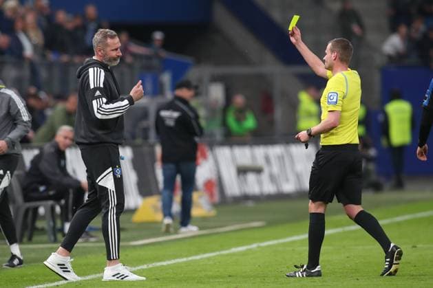 Sport Themen der Woche KW18 05.05.2023, xtgx, Fussball 2. Bundesliga, Hamburger SV - SC Paderborn 07 emspor, v.l. Tim Walter (HSV, Trainer) Gelbe Karte, yellow card (DFL DFB REGULATIONS PROHIBIT ANY USE OF PHOTOGRAPHS as IMAGE SEQUENCES and or QUASI-VIDEO) Hamburg *** 05 05 2023, xtgx, football 2 Bundesliga, Hamburger SV SC Paderborn 07 emspor, v l Tim Walter HSV, coach yellow card, yellow card DFL DFB REGULATES PROHIBIT ANY USE OF PHOTOGRAPHS as IMAGE SEQUENCES and or QUASI VIDEO Hamburg
