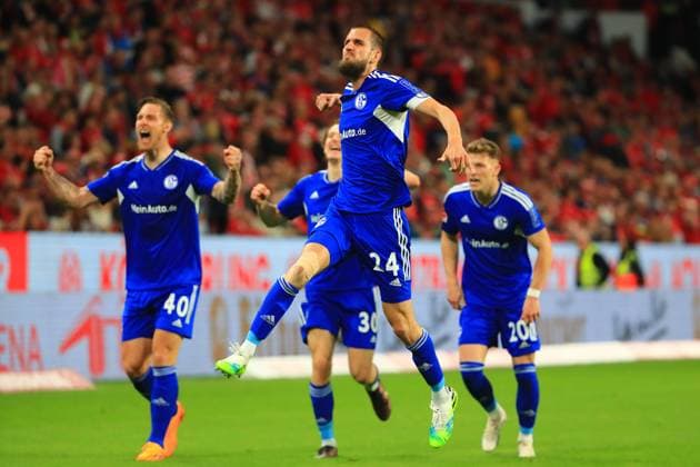 Sport Themen der Woche KW18 Schalker Spieler feiern den Sieg gegen Mainz, von links: Sebastian Polter (Schalke), Dominick Drexler (Schalke), Tim Skarke (Schalke) FSV Mainz 05 vs FC Schalke 04, Fussball, 1. Bundesliga, 05.05.2023 DFL REGULATIONS PROHIBIT ANY USE OF PHOTOGRAPHS AS IMAGE SEQUENCES AND OR QUASI-VIDEO FSV Mainz 05 vs FC Schalke 04, Fussball, 1. Bundesliga, 05.05.2023 Mainz *** Schalke players celebrate victory against Mainz, from left Sebastian Polter Schalke , Dominick Drexler Schalke , Tim Skarke Schalke FSV Mainz 05 vs FC Schalke 04, Football, 1 Bundesliga, 05 05 2023 DFL REGULATES PROHIBIT ANY USE OF PHOTOGRAPHS AS IMAGE SEQUENCES AND OR QUASI VIDEO FSV Mainz 05 vs FC Schalke 04, Football, 1 Bundesliga, 05 05 2023 Mainz Copyright: xEibner-Pressefotox EP_RWS