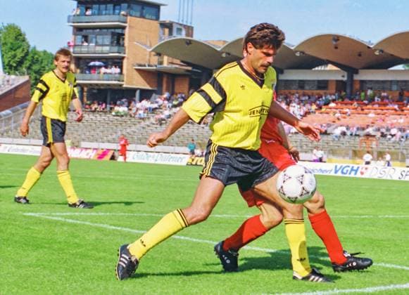 RECORD DATE NOT STATED Aus 2. BL. Saison 1993 94 Hannover 96 - FC Carl Zeiss Jena1:0 am 14.08.1993. Im Foto: am Ball Jena Spiler *** From 2 BL season 1993 94 Hannover 96 FC Carl Zeiss Jena1 0 on 14 08 1993 In the photo on the ball Jena Spiler