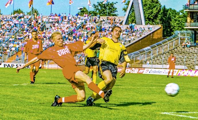 RECORD DATE NOT STATED Aus 2. BL. Saison 1993 94 Hannover 96 - FC Carl Zeiss Jena1:0 am 14.08.1993. Im Foto: Han96 Spieler Andreas Winkler zum 1:0 Siegtor gegen Uwe Szangolies ??? *** From 2 BL season 1993 94 Hannover 96 FC Carl Zeiss Jena1 0 on 14 08 1993 In the photo Han96 player Andreas Winkler to the 1 0 winning goal against Uwe Szangolies
