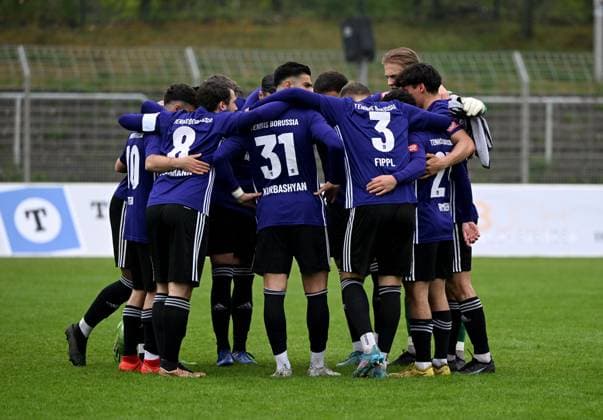 Football, men, season 2022 2023, Regionalliga Nordost 31 matchday , Tennis Borussia FSV Luckenwalde, TeBe motivation before the game in the circle, 06 05 2023, Copyright: xMatthiasxKochx