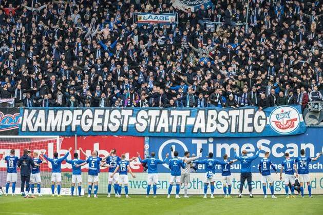 Bilder des Jahres 2023, Sport 05 Mai Sport Themen der Woche KW18 Rostock, Deutschland 06. Mai 2023: 2. BL - 2022 2023 - FC Hansa Rostock vs. Jahn Regensburg Im Bild: Die Mannschaft von Hansa Rostock feiert den Heimsieg mit der Südtribüne Fankurve DFL regulations prohibit any use of photographs as image sequences and or quasi-video. *** Rostock, Germany 06 May 2023 2 BL 2022 2023 FC Hansa Rostock vs Jahn Regensburg In picture The Hansa Rostock team celebrates the home victory with the Südtribüne Fankurve DFL regulations prohibit any use of photographs as image sequences and or quasi video Copyright: xFotostandx xVoelkerx