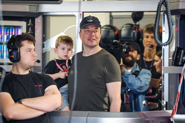 MUSK Elon, founder & CEO of SpaceX & Tesla, with his son X ÃÜ A-12, in the Red Bull Racing paddock during the Formula 1 Crypto.com Miami Grand Prix 2023, 5th round of the 2023 Formula One World Championship, WM, Weltmeisterschaft from May 05 to 07, 2023 on the Miami International Autodrome, in Miami Gardens, Florida, United States of America - F1 - MIAMI GRAND PRIX 2023 DPPI Panoramic 20230506_GOOD6480