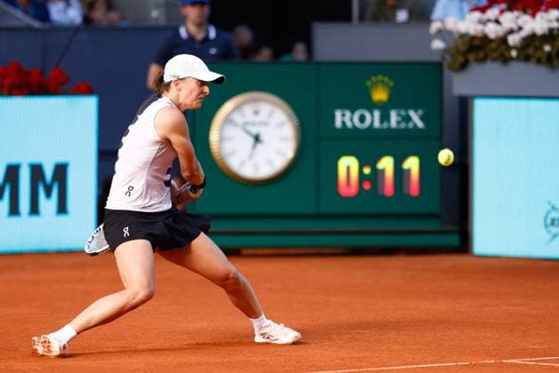 May 6, 2023, MADRID, MADRID, SPAIN: Iga Swiatek of Poland in action against Aryna Sabalenka of Belarus during the Singles Final Women match during Mutua Madrid Open 2023 celebrated at Caja Magica on May 06, 2023 in Madrid, Spain. MADRID SPAIN - ZUMAa181 20230506_zaa_a181_125 Copyright: xOscarxJ.xBarrosox