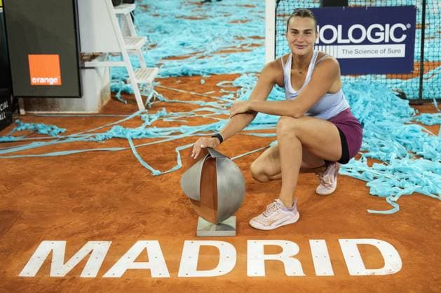 Sport Bilder des Tages Aryna Sabalenka of Belarus poses with her trophy on the podium after winning the 2023 Mutua Madrid Open against Iga Swiatek of Poland at the Caja Magica stadium, in Madrid, Spain, on Saturday, May 6, 2023.  PDH20230506020 PaulxHanna