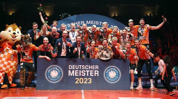 Bilder des Jahres 2023, Sport 05 Mai Sport Themen der Woche KW18 Deutscher Meister BR Volleys, Teamfoto Co Trainer Lucio Oro, Trainer Cedric Enard, Adam Kowalski, Antti Ronkainen, Marek Sotola, Angel Trinidad, Saso Stalekar, Ruben Schott, Satoshi Tsuiki, Nehemiah Mote, Matheus Krauchuk, Timothee Carle, Anton Brehme, Cody Kessel mit Pokal, Johannes Tille Volleyball Playoff Finale 3.Spiel Bundesliga Herren Saison 2022 2023 06.05.2023 BR Volleys Berlin BRV vs. VfB Friedrichshafen *** German champion BR Volleys, team photo Co coach Lucio Oro, coach Cedric Enard, Adam Kowalski, Antti Ronkainen, Marek Sotola, Angel Trinidad, Saso Stalekar, Ruben Schott, Satoshi Tsuiki, Nehemiah Mote, Matheus Krauchuk, Timothee Carle, Anton Brehme, Cody Kessel with trophy, Johannes Tille Sports Volleyball Playoff Final 3 Game Bundesliga Men Season 2022 2023 06 05 2023 BR Volleys Berlin BRV vs VfB Friedrichshafen.