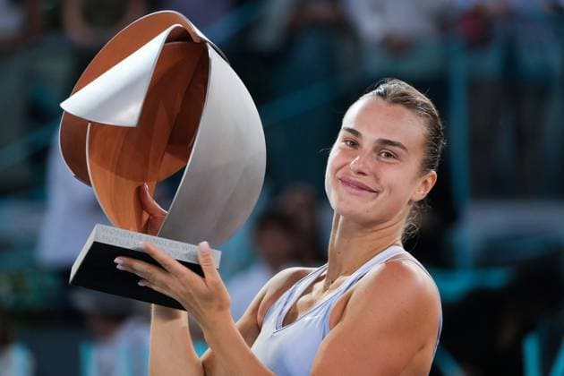 Mutua Madrid Open - Day Thirteen Aryna Sabalenka holds aloft the winners trophy after a three set victory against Iga Swiatek of Poland during the Womens Final match on Day Thirteen of the Mutua Madrid Open at La Caja Magica on May 06, 2023 in Madrid, Spain. madrid Spain  Copyright: xOscarxGonzalezx originalFilename:gonzalez-notitle230506_npvii.jpg