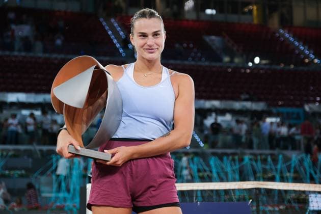 Mutua Madrid Open - Day Thirteen Aryna Sabalenka holds aloft the winners trophy after a three set victory against Iga Swiatek of Poland during the Womens Final match on Day Thirteen of the Mutua Madrid Open at La Caja Magica on May 06, 2023 in Madrid, Spain. madrid Spain  Copyright: xOscarxGonzalezx originalFilename:gonzalez-notitle230506_npBRv.jpg