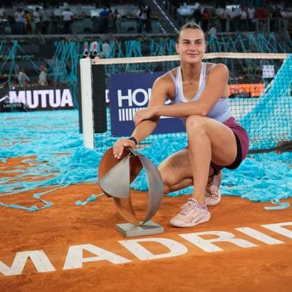 Mutua Madrid Open - Day Thirteen Aryna Sabalenka holds aloft the winners trophy after a three set victory against Iga Swiatek of Poland during the Womens Final match on Day Thirteen of the Mutua Madrid Open at La Caja Magica on May 06, 2023 in Madrid, Spain. madrid Spain  Copyright: xOscarxGonzalezx originalFilename:gonzalez-notitle230506_np9Mt.jpg