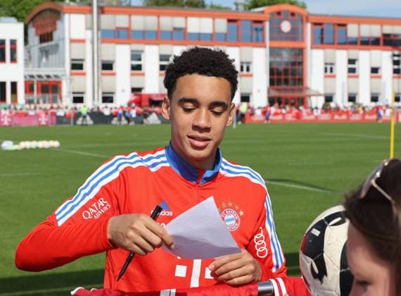 Munich, Germany 07 May 2023 football, men, season 2022 2023, FC Bayern Munich, Säbener Strasse, training ground, training Jamal Musiala FC Bayern Munich signing autographs with fans