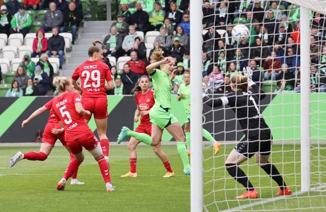 VfL Wolfsburg Women vs 1 FC Cologne Wolfsburg, 07 05 2023, Football, Women, Season 22 23, Flyeralarm Bundesliga, Matchday 19, VfL Wolfsburg vs 1 FC Cologne, Picture shows Pauline Bremer VfL, 7 scores the goal for 1 0 for Wolfsburg Wolfsburg in this scene with a header