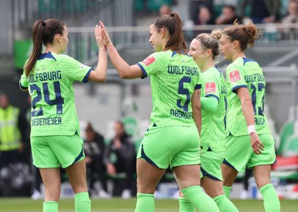 VfL Wolfsburg women vs 1 FC Cologne Wolfsburg, 07 05 2023, soccer, women, season 22 23, Flyeralarm Bundesliga, 19 matchday, VfL Wolfsburg vs 1 FC Cologne, picture shows cheering for the goal to 4 1 for Wolfsburg by Lena Oberdorf VfL, 5 Wolfsburg