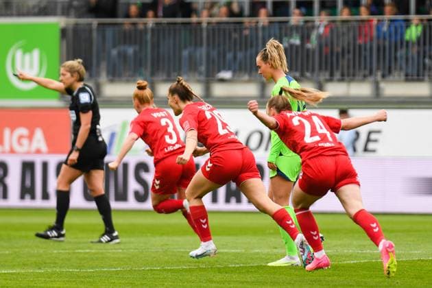 Soccer I Women I Season 2022 2023 I 19 Matchday I VfL Wolfsburg 1 FC Cologne I 07 05 2023 Goal celebration after equalizing to 1 1 at the Cologne team with Laura Vogt 3, 1 FC Cologne , Selina Cerci 29, 1 FC Cologne and Weronika Zawistowska 24, 1 FC Cologne Wolfsburg AOK Stadium Lower Saxony Germany Copyright: xLobeca InesxHähnelx