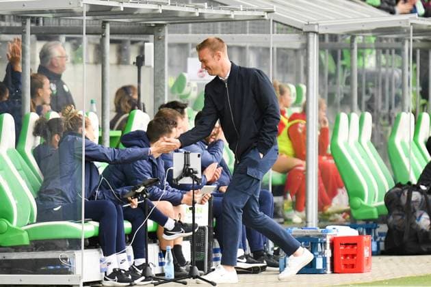 Soccer I Women I Season 2022 2023 I 19 Matchday I VfL Wolfsburg 1 FC Köln I 07 05 2023 Goal celebration at Tommy Stroot coach, VfL Wolfsburg Wolfsburg AOK Stadium Lower Saxony Germany Copyright: xLobeca InesxHähnelx