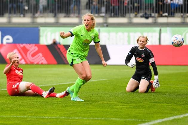 Soccer I Women I Season 2022 2023 I 19 Matchday I VfL Wolfsburg 1 FC Cologne I 07 05 2023 Goal celebration with double goal scorer Pauline Marie Bremer 7, VfL Wolfsburg , Pauline Marie Bremer 7, VfL Wolfsburg prevails against Celina Degen 5, 1 FC Cologne and Manon Klett 1, 1 FC Cologne Wolfsburg AOK Stadium Lower Saxony Germany Copyright: xLobeca InesxHähnelx