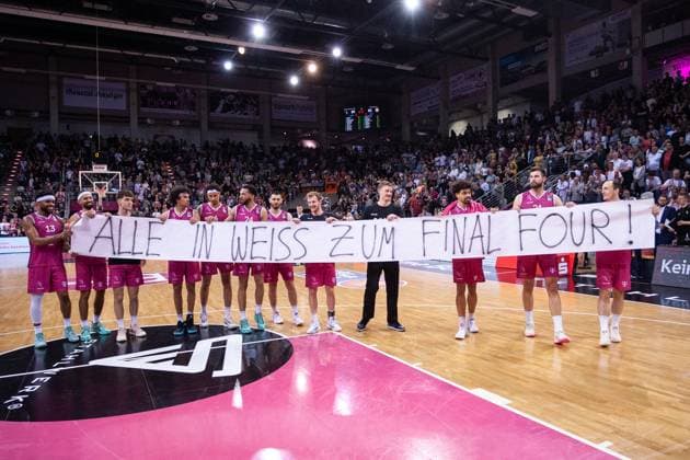 Sport Themen der Woche KW18 Sport Bilder des Tages easyCredit Basketball Bundesliga, Telekom Baskets Bonn vs. ratiopharm Ulm, 07.05.2023 Klare Ansage: Alle in Weiß zum Final Four in Malaga *** easyCredit Basketball Bundesliga, Telekom Baskets Bonn vs ratiopharm Ulm, 07 05 2023 Clear announcement All in white to the Final Four in Malaga Copyright: xBEAUTIFULxSPORTS Derixx