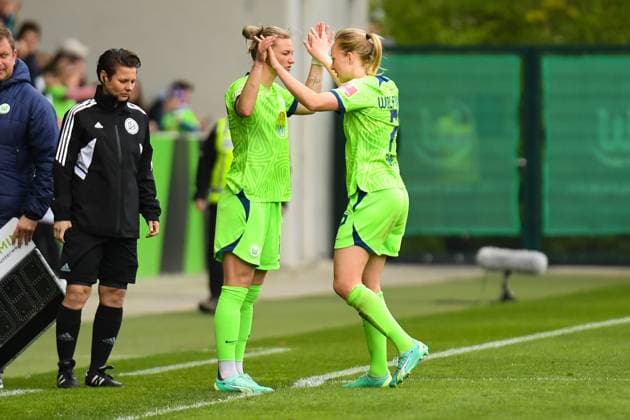 Soccer I Women I Season 2022 2023 I 19 Matchday I VfL Wolfsburg 1 FC Köln I 07 05 2023 Alexandra Popp 11, VfL Wolfsburg was substituted in the 73 minute of play for double goal scorer Pauline Marie Bremer 7, VfL Wolfsburg Wolfsburg AOK Stadion Lower Saxony Germany Copyright: xLobeca InesxHähnelx