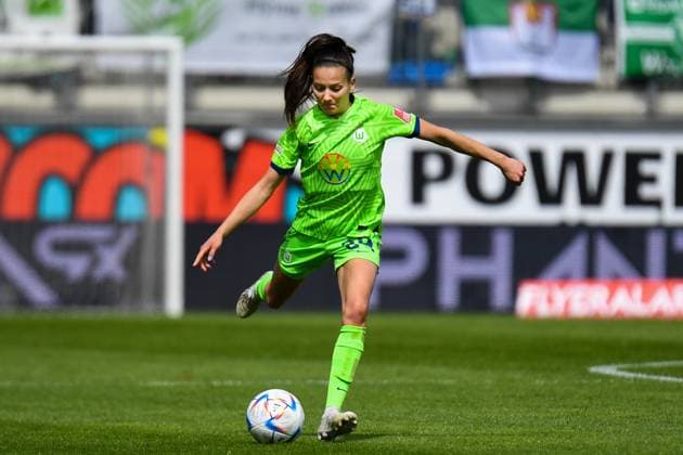 Soccer I Women I Season 2022 2023 I 19 Matchday I VfL Wolfsburg 1 FC Köln I 07 05 2023 Maria Joelle Wedemeyer 24, VfL Wolfsburg with ball cut-out, close-up, portrait, single photo, single image, body Wolfsburg AOK Stadion Lower Saxony Germany Copyright: xLobeca InesxHähnelx